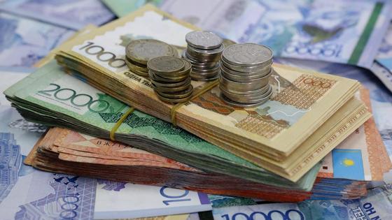 Пачки денег лежат на столе Пачки денег лежат на столе