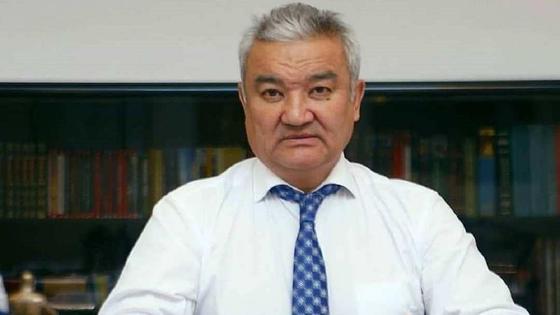 Ермак Салимов сидит за столом Ермак Салимов сидит за столом