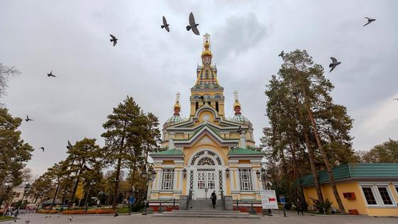 Собор стоит в парке Собор стоит в парке