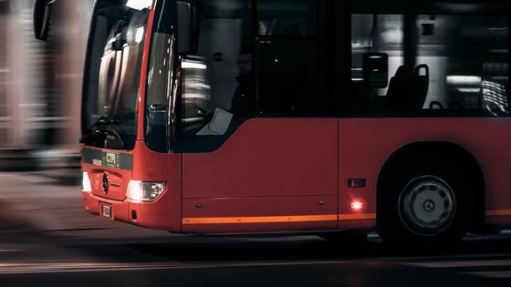 Автобус едет по трассе Автобус едет по трассе