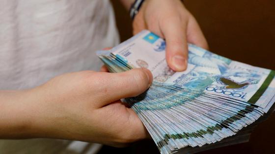 Мужчина держит в руках деньги Мужчина держит в руках деньги