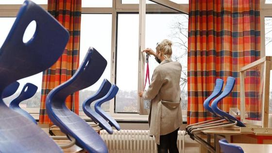 Учитель закрывает окно в классе Учитель закрывает окно в классе