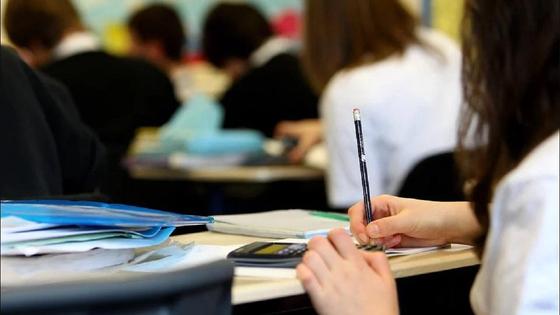 студентка на уроке студентка на уроке