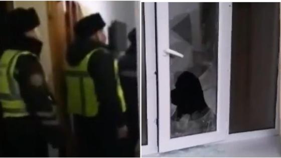 Полицейские и разбитое в квартире окно Полицейские и разбитое в квартире окно