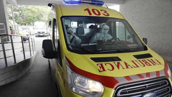 Автомобиль скорой помощи отъезжает Автомобиль скорой помощи отъезжает
