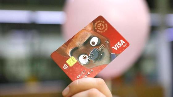 Женщина держит в руках детскую карту Женщина держит в руках детскую карту
