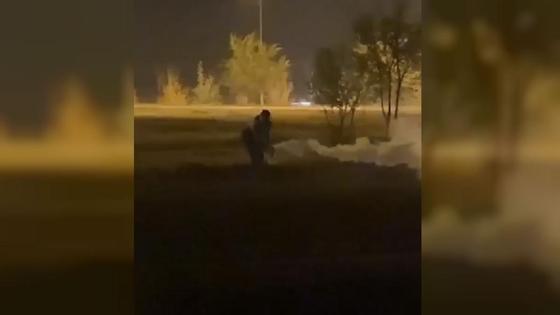 Мужчина распыляет вещество Мужчина распыляет вещество