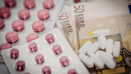 Таблетки лежат среди денег Таблетки лежат среди денег