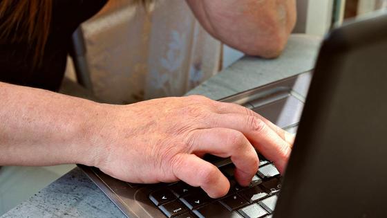 Девушка работает за компьютером Девушка работает за компьютером