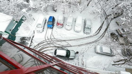 Автомобили замело снегом Автомобили замело снегом