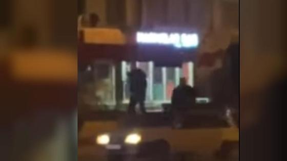 Мужчины прокатились на крыше Мужчины прокатились на крыше