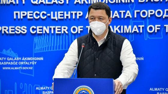 Камалжан Надыров в маске Камалжан Надыров в маске