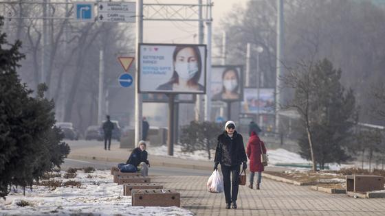 Люди идут по улице зимой Люди идут по улице зимой