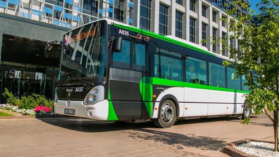 Автобус стоит у здания Автобус стоит у здания