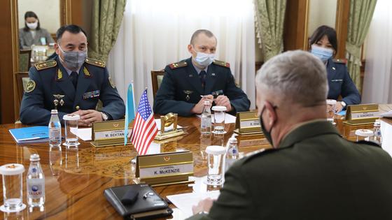 Мурат Бектанов и Кеннет Маккензи Мурат Бектанов и Кеннет Маккензи