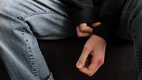 Подросток сидит на диване Подросток сидит на диване