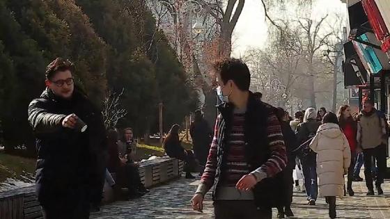 Мужчина протянул стаканчик Мужчина протянул стаканчик