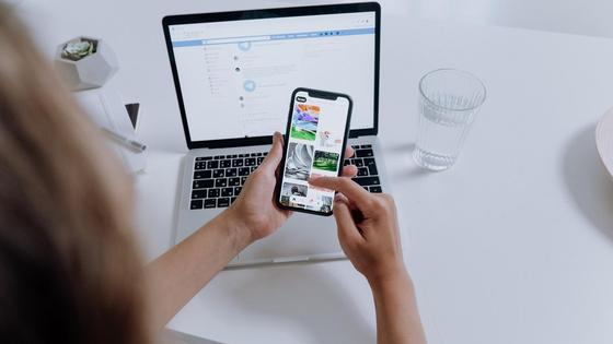 Ноутбук и мобильный телефон с приложением Telegram Ноутбук и мобильный телефон с приложением Telegram