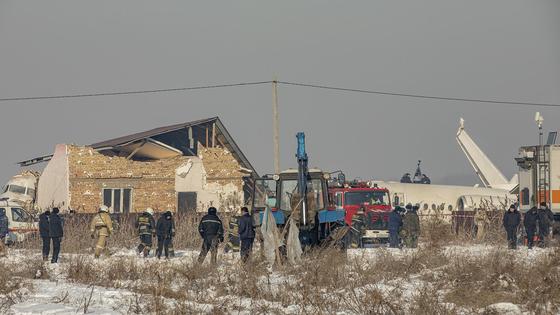люди стоят на месте крушения самолета бек эйр люди стоят на месте крушения самолета бек эйр