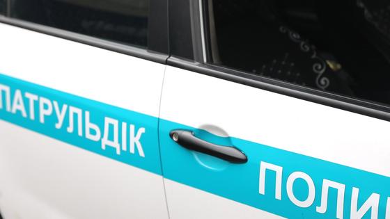 Полицейский автомобиль на дороге Полицейский автомобиль на дороге