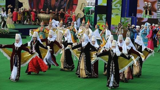 Девушки в национальных костюмах танцуют Девушки в национальных костюмах танцуют