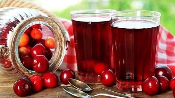 Черешня в банке и компот в стаканах Черешня в банке и компот в стаканах