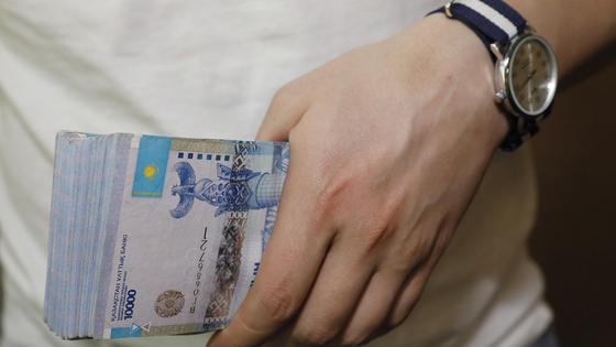 Пачка банкнот в руке у человека Пачка банкнот в руке у человека