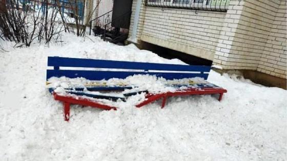 Қатқан қар үйіндісі түскен орындық Қатқан қар үйіндісі түскен орындық