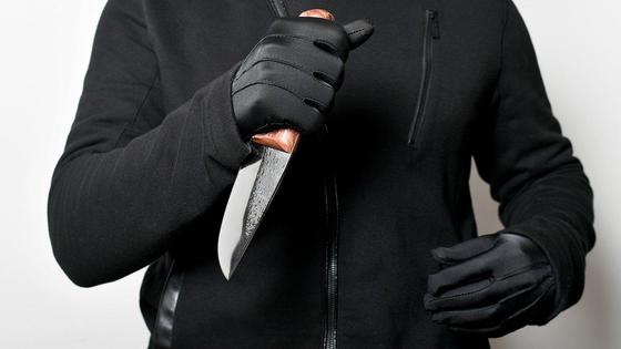 мужчина держит нож в руках мужчина держит нож в руках