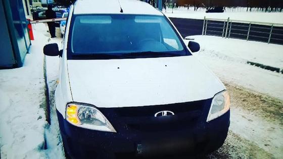 Белый автомобиль марки "Лада" Белый автомобиль марки "Лада"