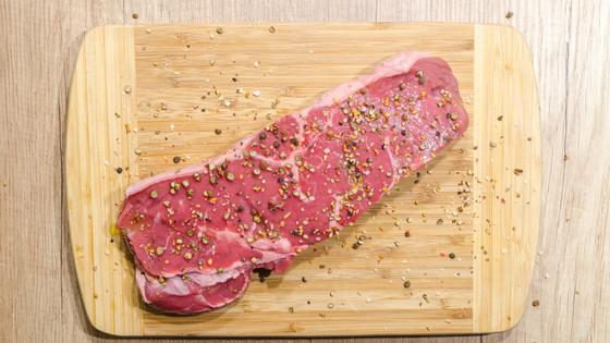 На доске красное мясо На доске красное мясо