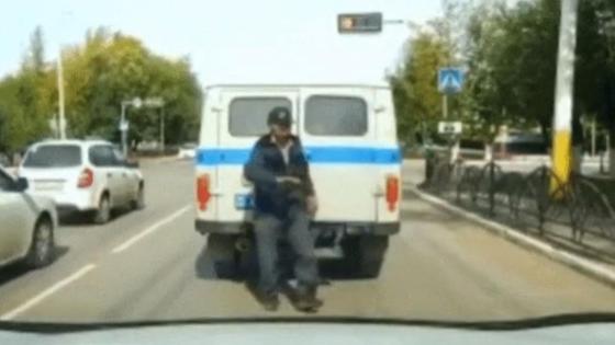 Мужчина выходит из автозака Мужчина выходит из автозака