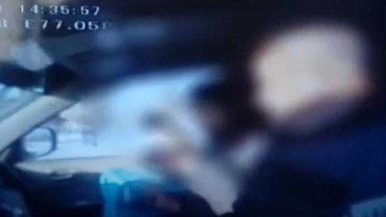 Водитель разговаривает с полицейским на блокпосту в Павлодаре Водитель разговаривает с полицейским на блокпосту в Павлодаре