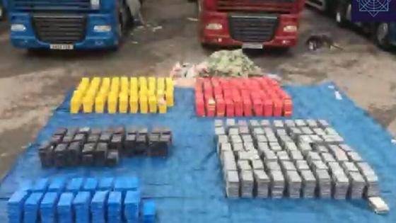 Пакеты с героином разложены на земле Пакеты с героином разложены на земле