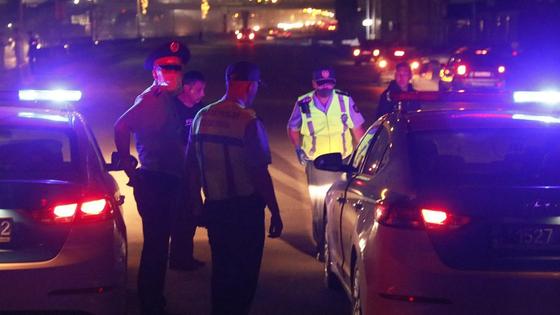 Полицейские и автомобили стоят на дороге Полицейские и автомобили стоят на дороге
