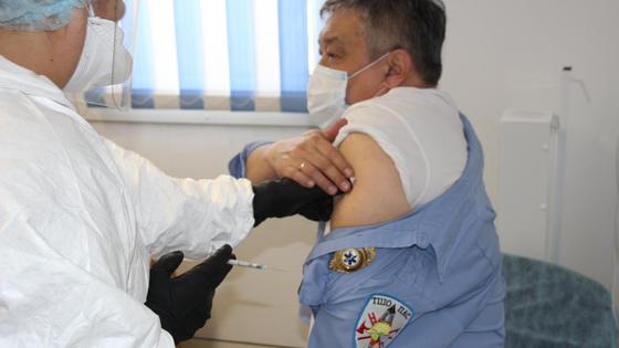 Врач делает прививку мужчине Врач делает прививку мужчине