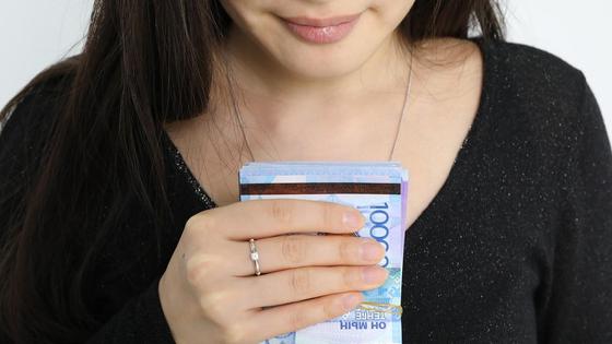 Девушка держит в руках деньги Девушка держит в руках деньги