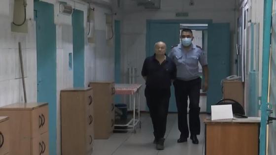 Задержанного ведут в камеру Задержанного ведут в камеру