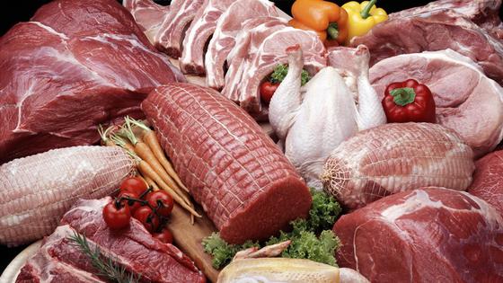 Мясо в ассортименте лежит на прилавке Мясо в ассортименте лежит на прилавке