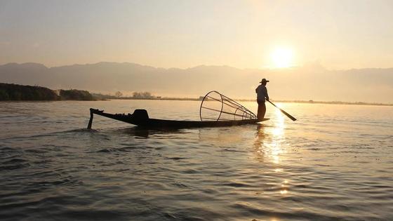 Мужчина рыбачит в море Мужчина рыбачит в море