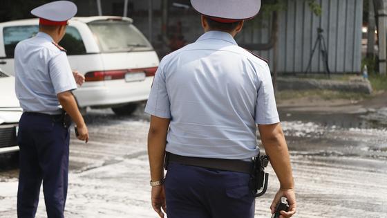 полицейские стоят на улице полицейские стоят на улице