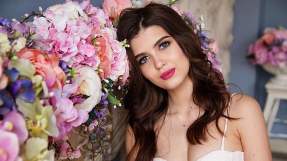 Алина на фоне цветов Алина на фоне цветов