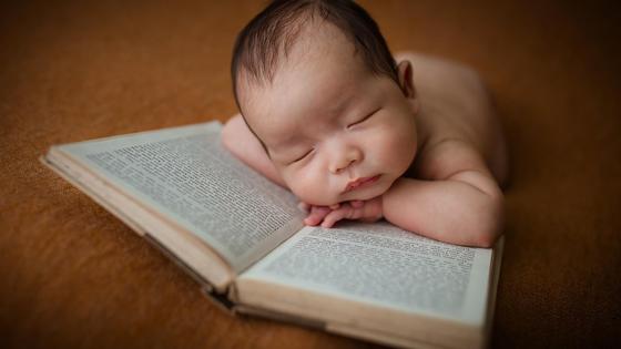 Младенец на книге Младенец на книге
