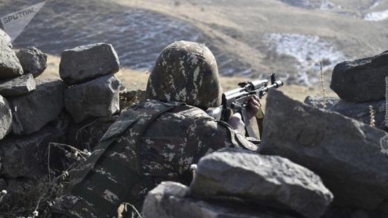 солдат в окопах с оружием солдат в окопах с оружием