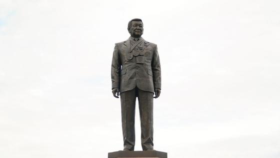 Памятник Жаксылыку Ушкемпирову Памятник Жаксылыку Ушкемпирову