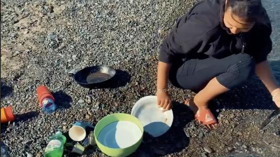 Аиша моет посуду в море Аиша моет посуду в море