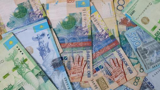 Купюры в 200, 500 и 2000 тенге Купюры в 200, 500 и 2000 тенге
