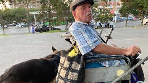 Мужчина едет на инвалидной коляске Мужчина едет на инвалидной коляске