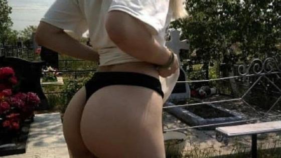 Девушка из Павлодара на кладбище Девушка из Павлодара на кладбище