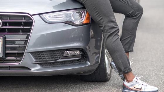 Парень стоит возле автомоиля Парень стоит возле автомоиля